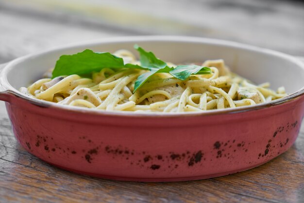 Deliciosa pasta italiana en la mesa