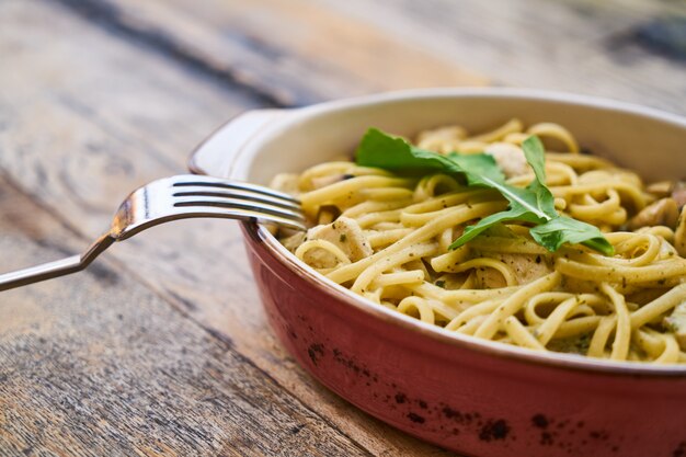 Deliciosa pasta italiana en la mesa