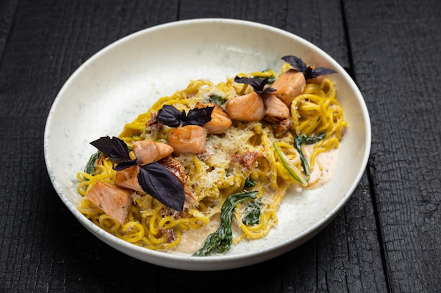 deliciosa pasta en una mesa oscura en un restaurante