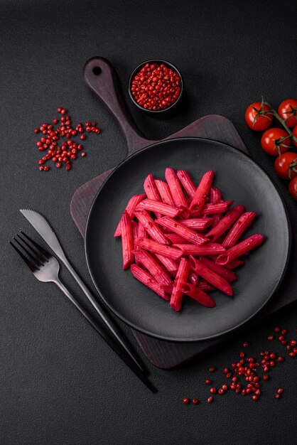 Deliciosa pasta penne con sal de queso de remolacha y especias