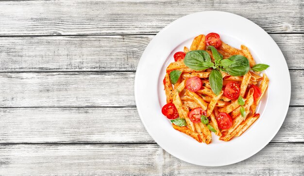 Deliciosa pasta en plato blanco sobre fondo