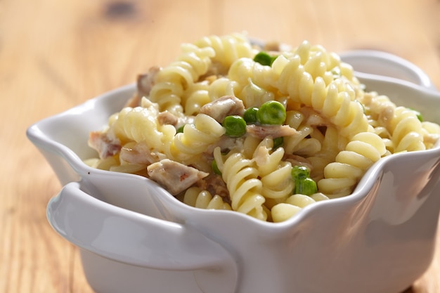 Deliciosa pasta con pollo y guisantes