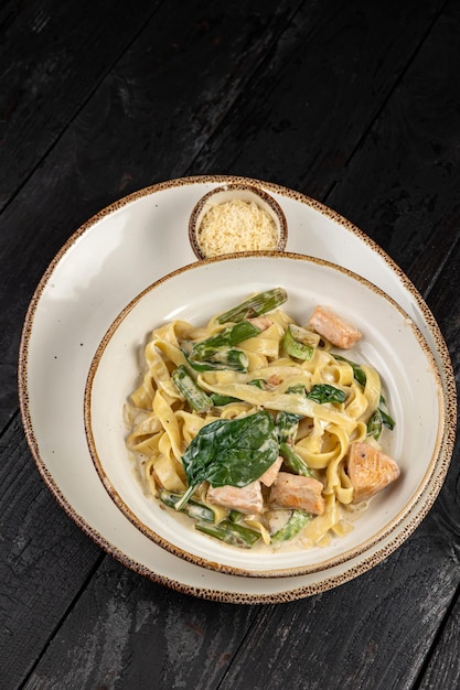 deliciosa pasta con queso, verduras, salsa en un restaurante