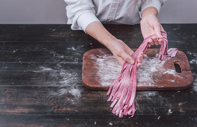 Deliciosa pasta rosada casera con remolachas y arándanos