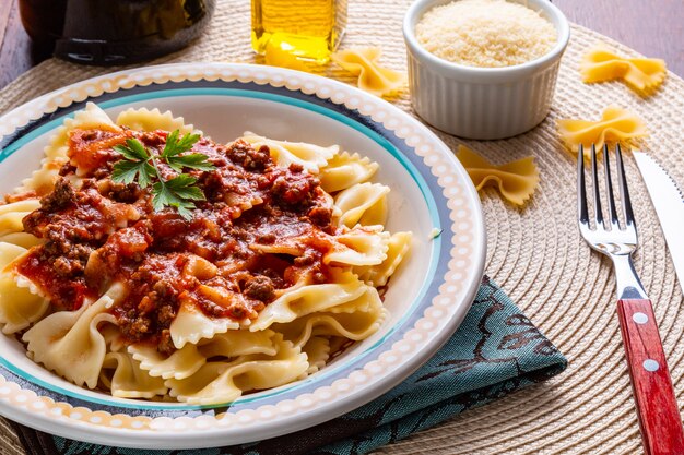 Deliciosa pasta de salsa con salsa boloñesa.