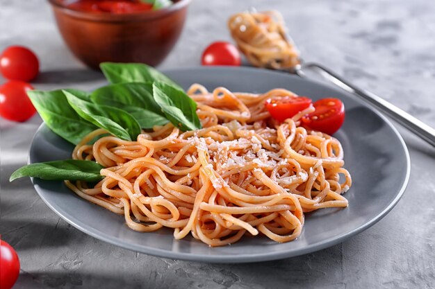 Deliciosa pasta con salsa de tomate en placa