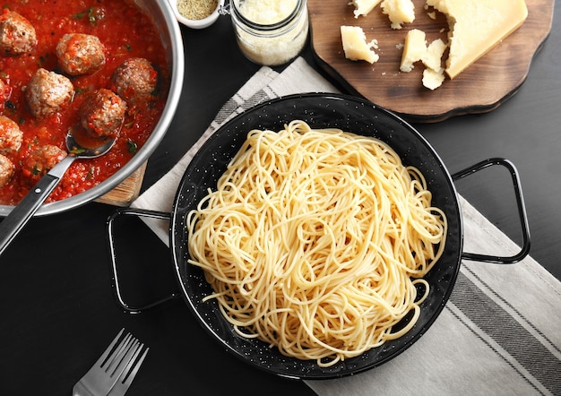 Deliciosa pasta servida para cenar en la mesa