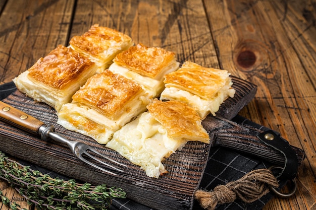 Deliciosa pastelaria turca Su boregi com queijo Fundo de madeira Vista superior