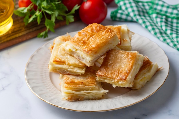 Deliciosa pastelería turca Su boregi con queso Adana borek