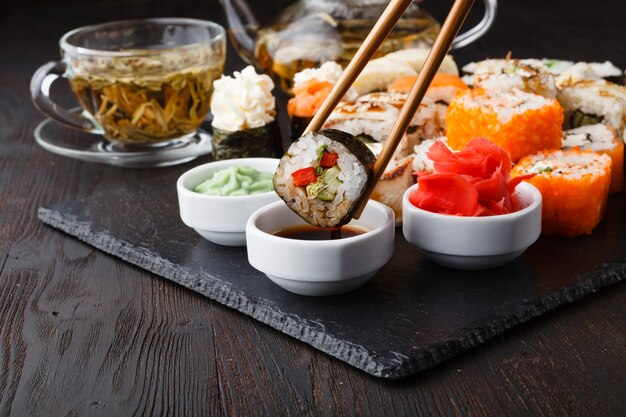 Foto deliciosa paz de sushi rolls na vara. porção de alimentos frescos