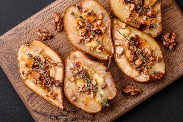 Deliciosa pera al horno con nuez de queso dorblu y miel sobre un fondo de hormigón texturizado