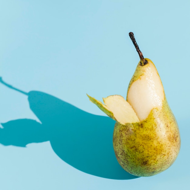 Foto deliciosa pêra com fundo azul