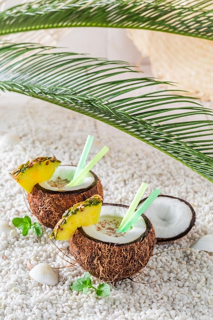 Deliciosa pinacolada em coco em dia ensolarado