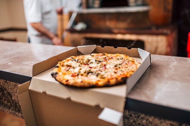 Deliciosa pizza en una caja para llevar.