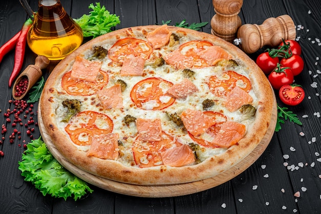 Deliciosa pizza caliente con tomates de salmón y diferentes especias