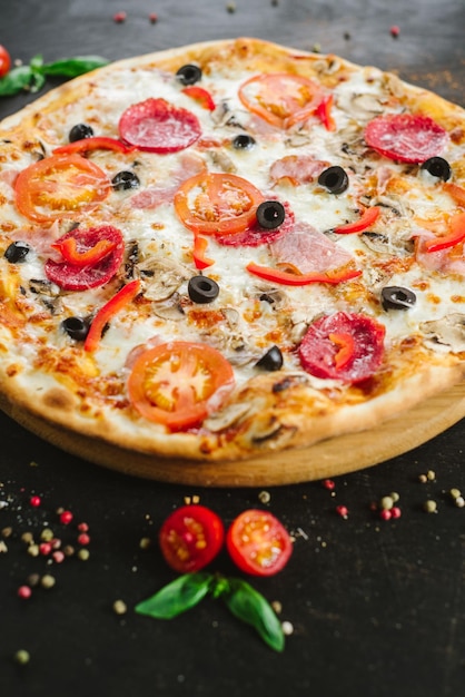 Deliciosa pizza de carne clásica sobre fondo negro