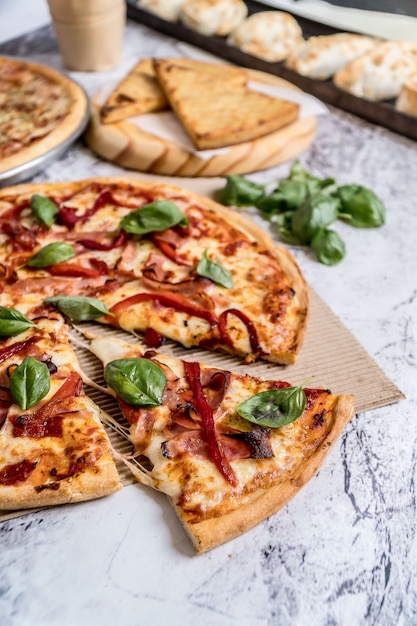 deliciosa pizza caseira com molho, queijo