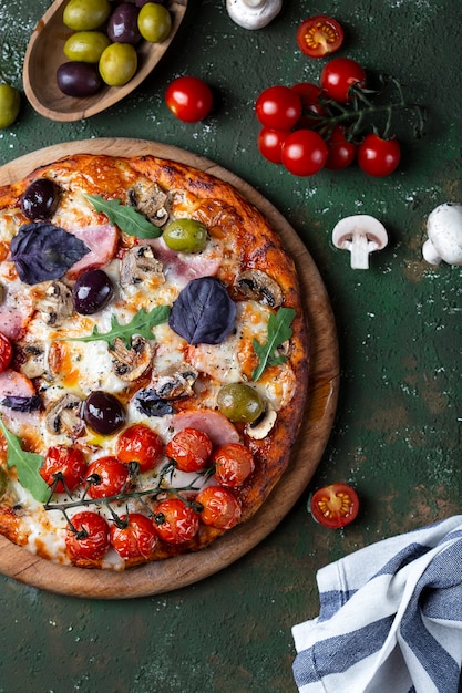 Deliciosa pizza caseira fresca com presunto, cogumelos e tomate