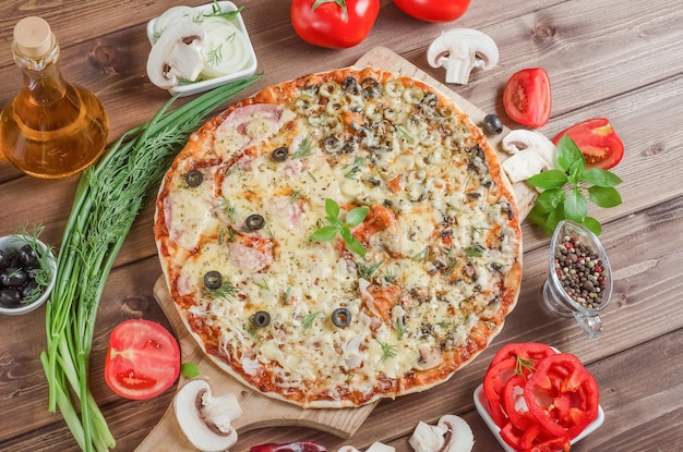 Deliciosa pizza caseira fresca com presunto em fundo de madeira com foco seletivo