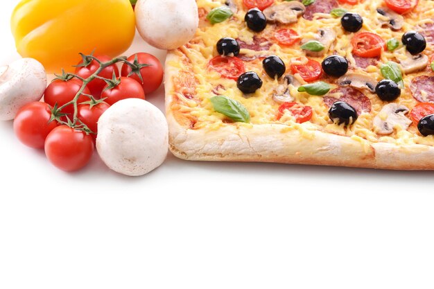 Foto deliciosa pizza caseira no branco