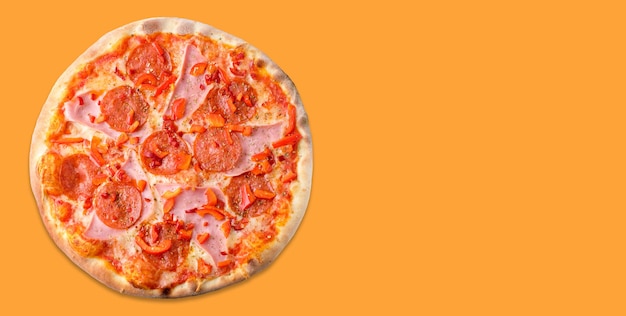 Deliciosa pizza casera en naranja. Vista superior