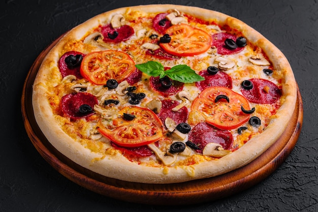 Deliciosa pizza casera en una tabla de madera