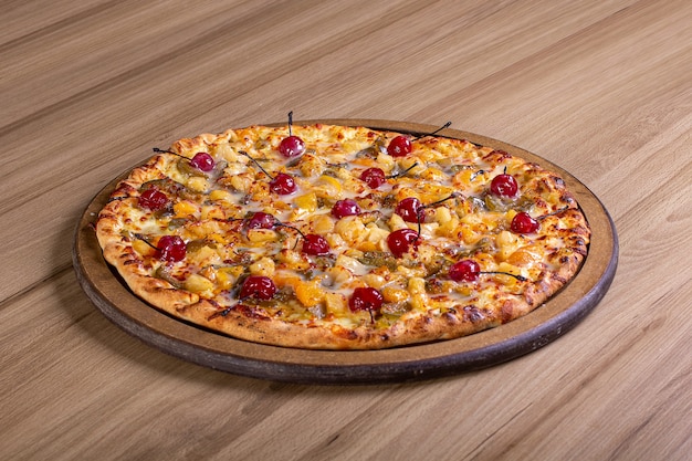 Deliciosa pizza com muito recheio sobre uma mesa de madeira