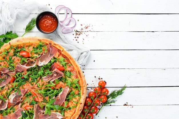 Deliciosa pizza com presunto e rúcula Petiscos italianos Vista superior Espaço livre para o seu texto