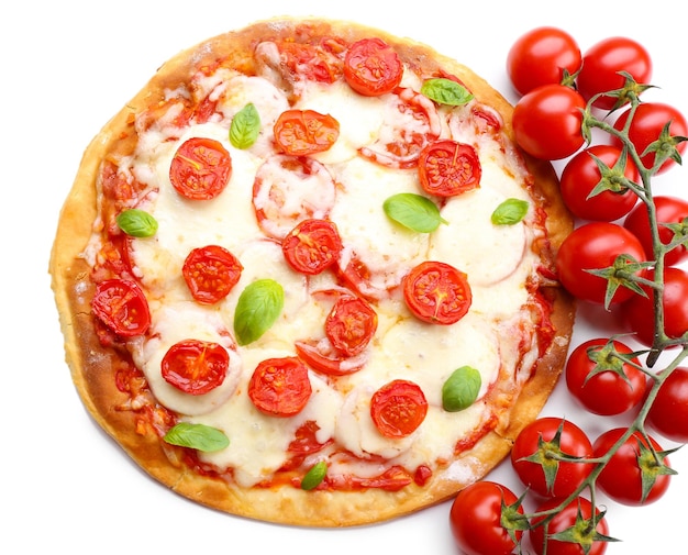 Foto deliciosa pizza com queijo e tomate cereja isolado no branco