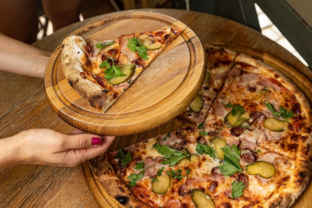 deliciosa pizza com queijo, verduras, molho