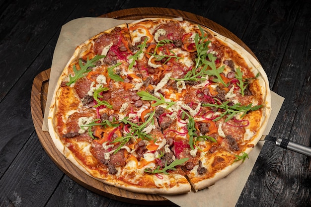 deliciosa pizza com queijo, verduras, molho