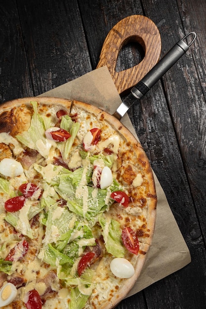 deliciosa pizza com queijo, verduras, molho