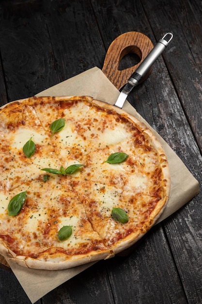 deliciosa pizza com queijo, verduras, molho