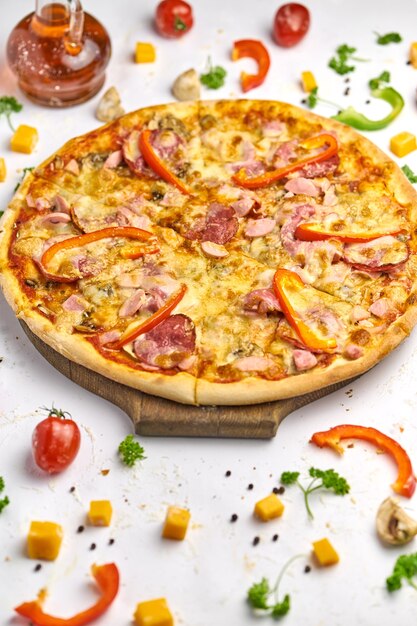 Deliciosa pizza com salsicha, cogumelos e pimentão na placa de madeira. Fundo branco, composição saborosa.