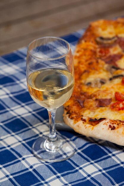 Deliciosa pizza con una copa de vino.