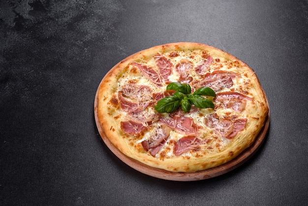 Deliciosa pizza crocante do forno com presunto, queijo e manjericão. cozinha italiana