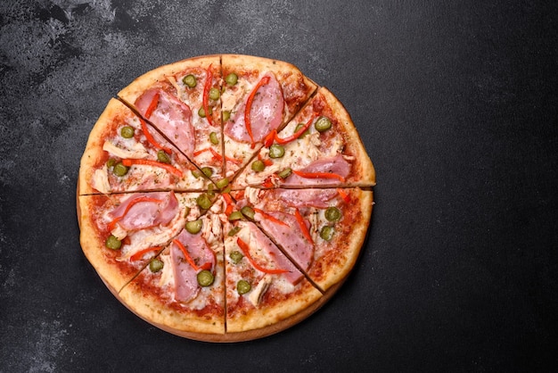 Deliciosa pizza crujiente recién horneada con jamón y pimiento búlgaro. cocina italiana