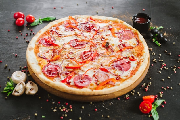 Deliciosa pizza de carne clássica em fundo preto