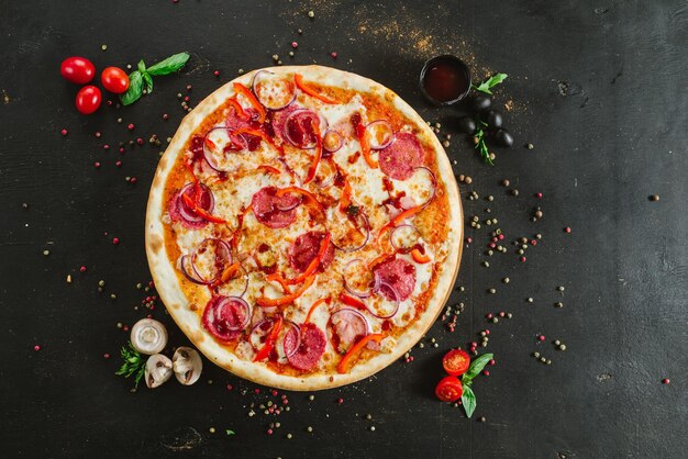 Deliciosa pizza de carne clássica em fundo preto