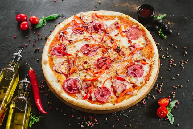 Deliciosa pizza de carne clássica em fundo preto