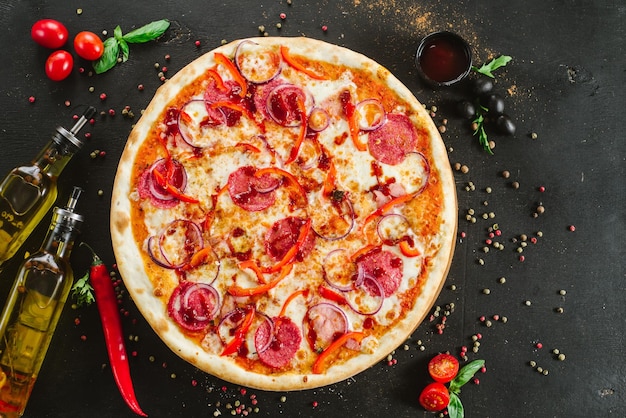 Deliciosa pizza de carne clássica em fundo preto