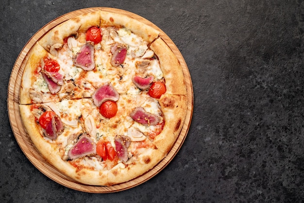 deliciosa pizza de carne em um fundo de pedra com espaço de cópia para o seu texto