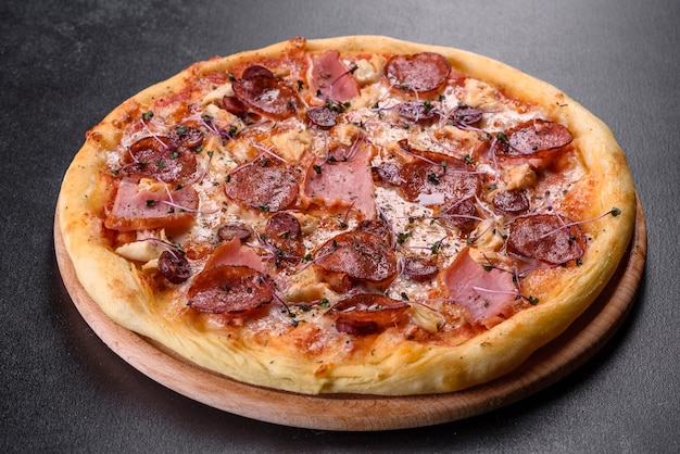 Deliciosa pizza de forno fresca com tomate, salame e bacon. cozinha italiana