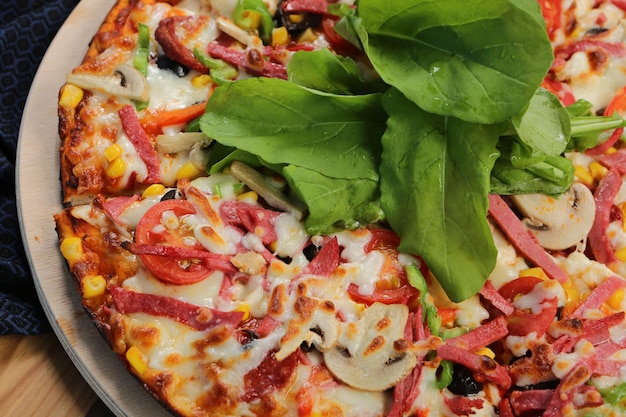 Deliciosa pizza de mistura comida italiana