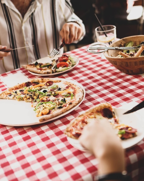 Deliciosa pizza de mistura comida italiana