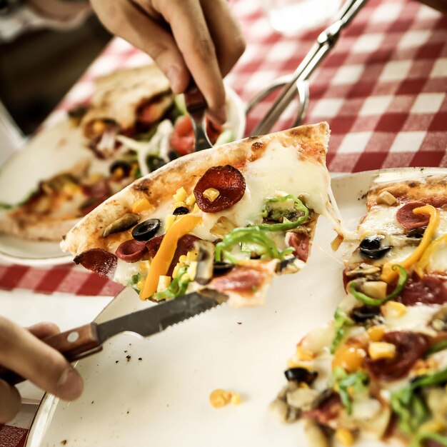 Deliciosa pizza de mistura comida italiana