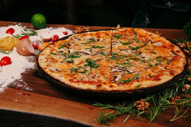 Deliciosa pizza de mistura comida italiana