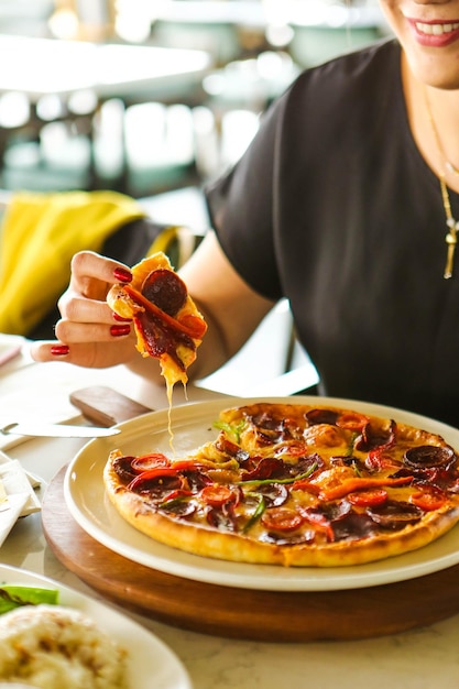 Deliciosa pizza de mistura comida italiana