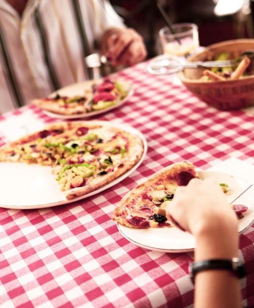 Foto deliciosa pizza de mistura comida italiana