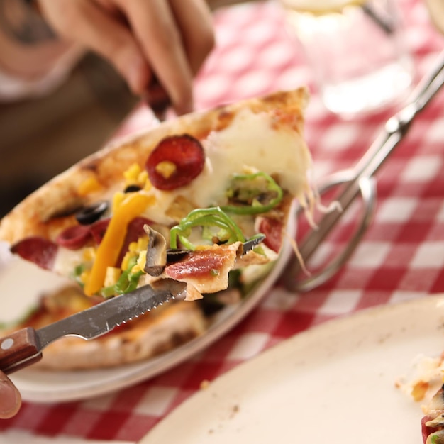 Deliciosa pizza de mistura comida italiana